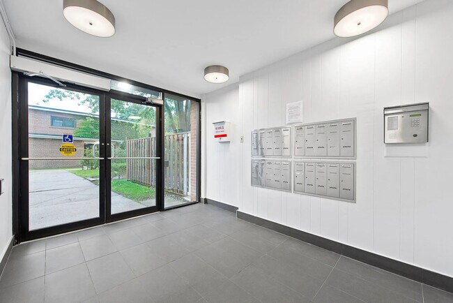 Photo du bâtiment - 2055-2057 Barsuda Dr