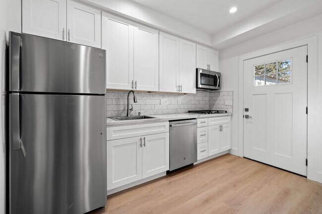Foto del edificio - Charming Brand-New Detached ADU with Private Entrance & Yard!