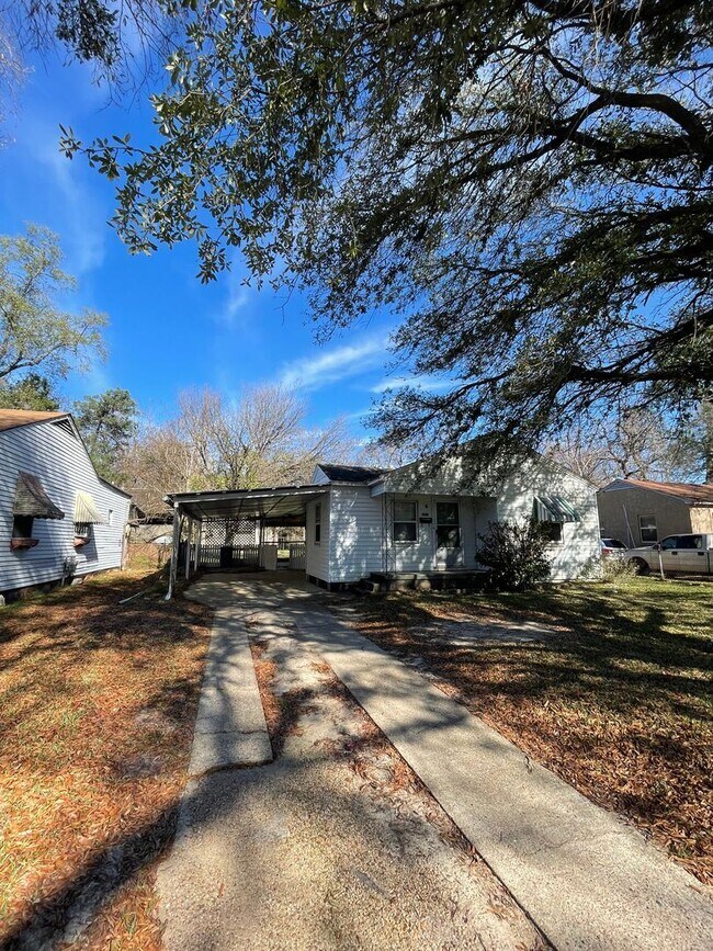 Foto del edificio - 3 br, 2 bath House - 2640 Meadow Ave