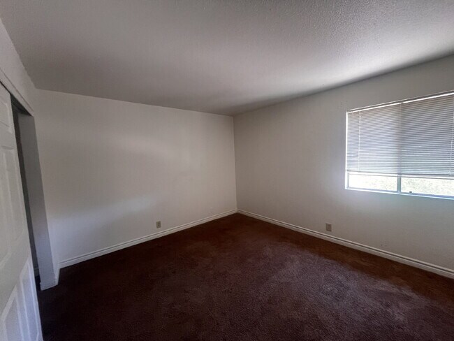 Building Photo - "Charming 2-Bed, 2-Bath Oasis in Las Vegas - Spacious 978 Sq Ft Haven!"