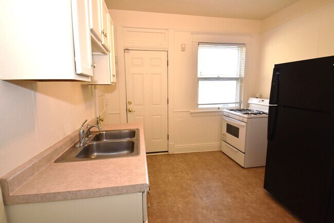 Building Photo - Spacious Duplex in South Bend