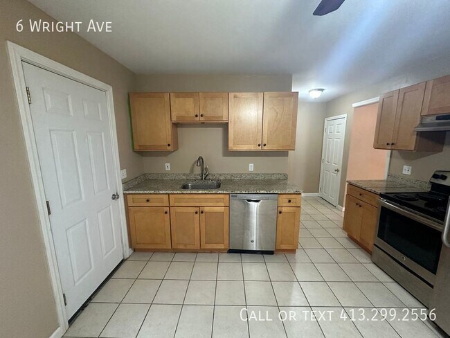Building Photo - Two Bedroom Gem Located in the Heart of No...