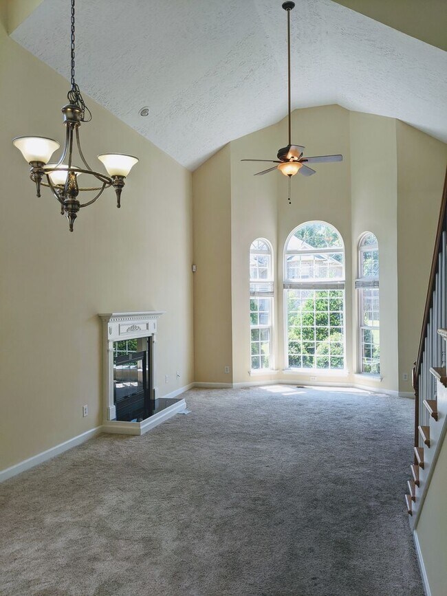 Building Photo - Large Single-Family Home - Deer Valley Sub...