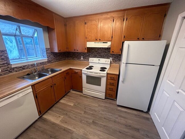 Building Photo - Two bed/Two and a Half Bath Townhome in We...