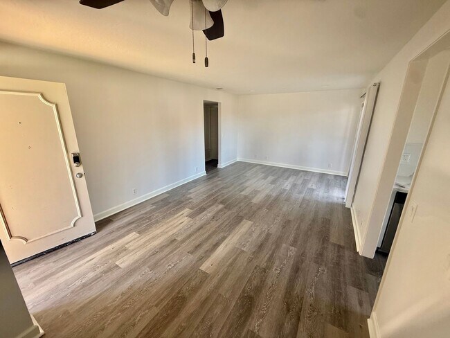 Building Photo - Beautiful 2 bed/2 bath in Vista!