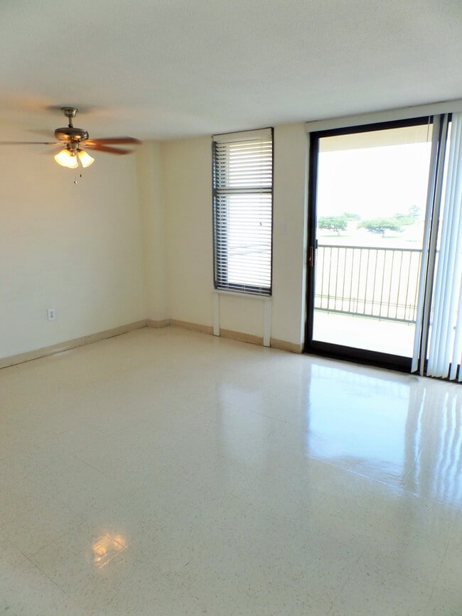 Interior Photo - Royal Mace Apartments