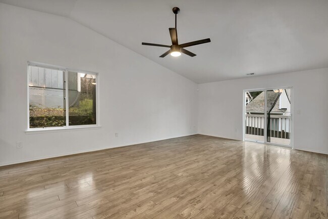 Foto del edificio - More Photos Coming Soon - Updated Rambler Near JBLM