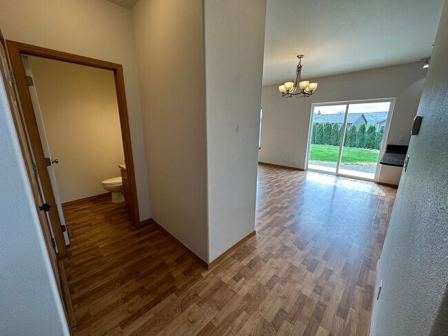 Building Photo - 3 Bed, 2.5 Bath + BONUS Room with HUGE Mas...