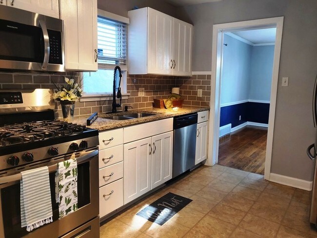 Building Photo - 3 Bed 2.5 Bath Traditional Tudor