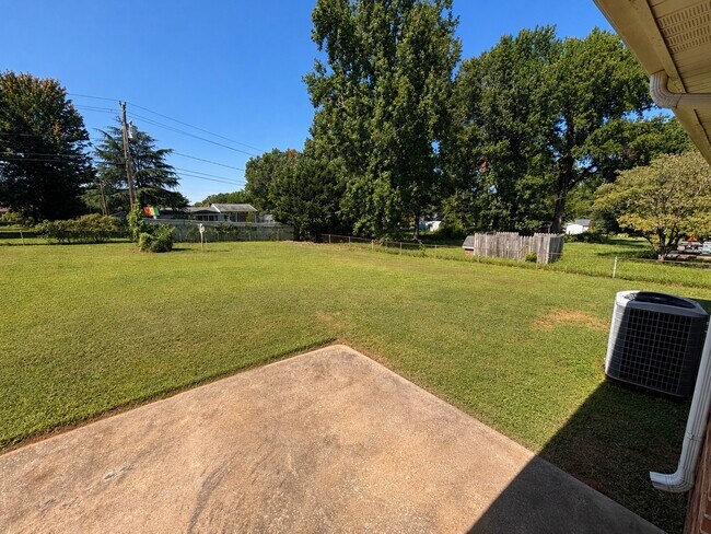 Foto del edificio - 813 Branchwood Dr