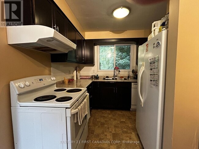 Building Photo - 460 Castlegrove Blvd