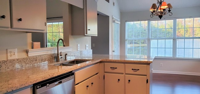 Foto del edificio - 204 Silver Brook Cir