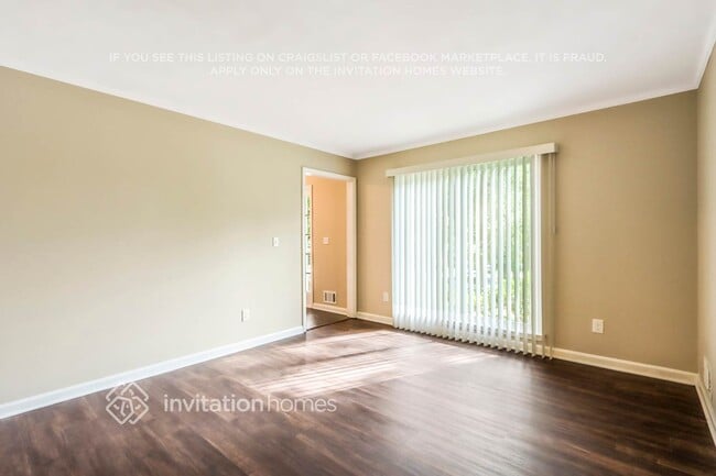 Building Photo - 677 Royal Abbey Dr