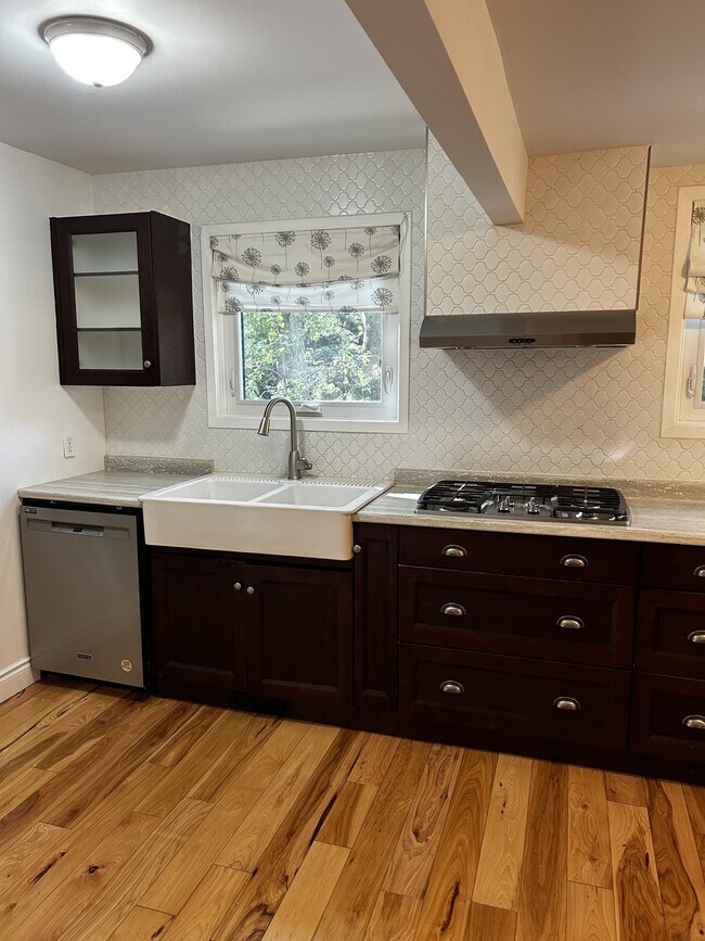 Photo du bâtiment - 1931 Lakeshore Rd