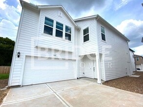 Building Photo - 305 Huisache St