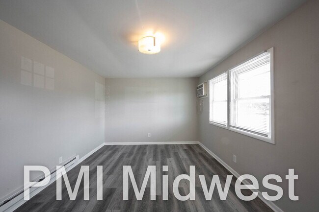 Foto del edificio - "Charming 2-Bedroom Retreat in Westfield – Cozy 725 Sq Ft Home Awaiting You!"