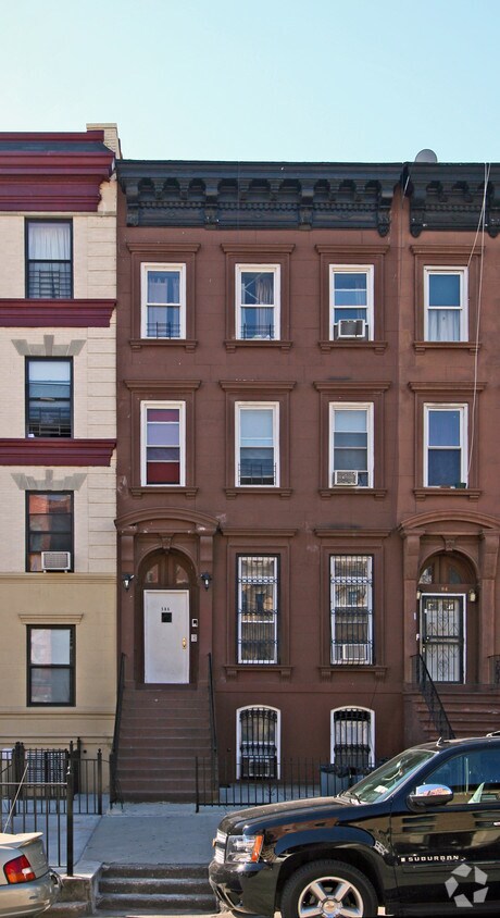 Building Photo - 586 Park Pl