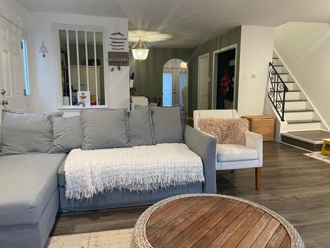 Foto del edificio - 3 Bedroom 3 Full Baths Twin Home in the Ha...
