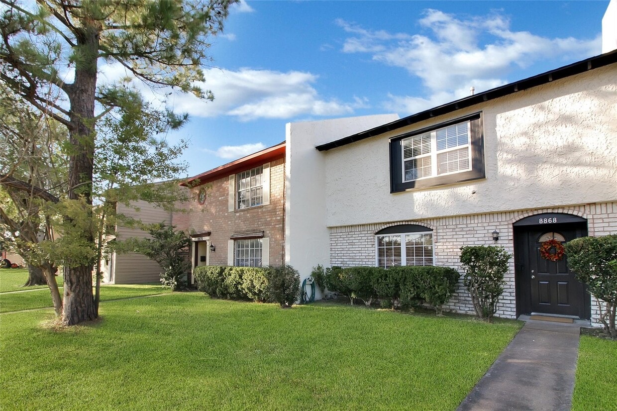 Foto principal - 8868 Kempwood Dr