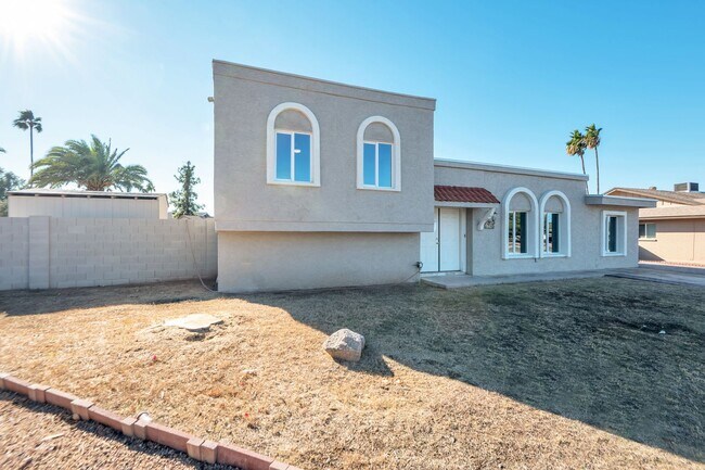 Foto del edificio - Large 6 Bed/3 Bath house close to ASU with awesome backyard