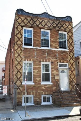 Primary Photo - 687 N 7th St