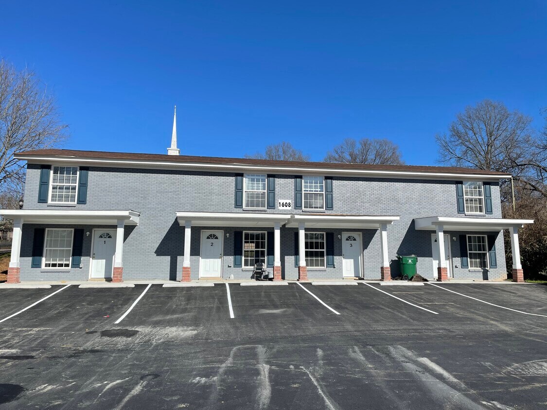 Primary Photo - 1600 Seigle Ave
