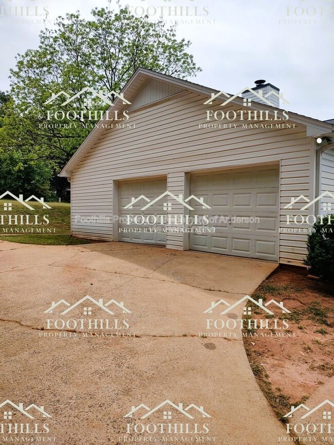 Building Photo - 213 Lake Forest Cir