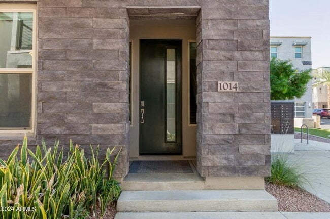 Building Photo - Amazing 2BR + Office Townhome in Old Town Scottsdale