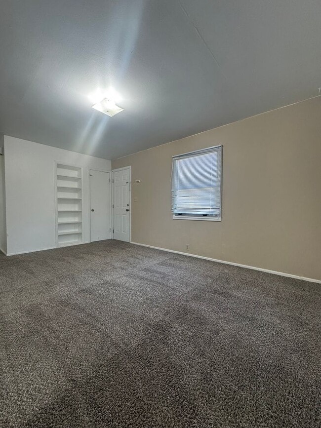 Building Photo - Pet-Friendly 1-Bedroom House