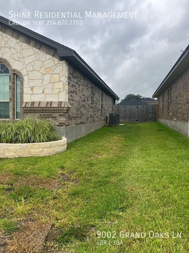 Foto del edificio - 9002 Grand Oaks Ln