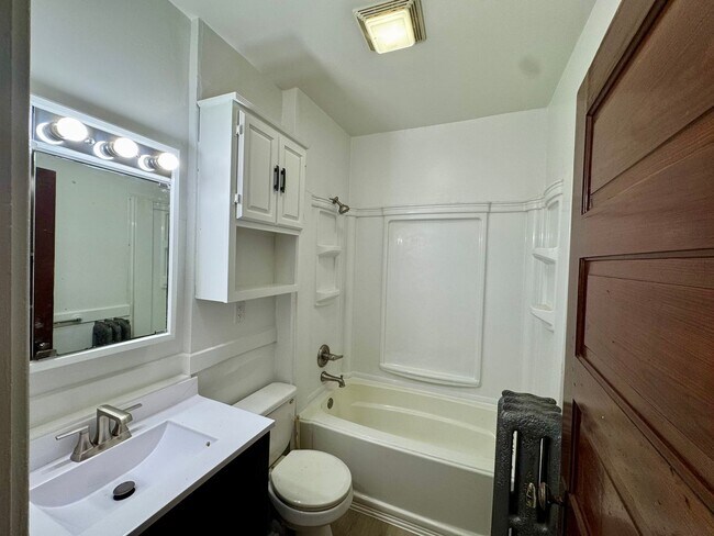 Foto del edificio - Updated 2BR Downtown Moline Apartment – Move In Now