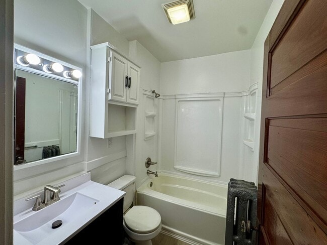 Building Photo - Updated 2BR Downtown Moline Apartment – Move In Now