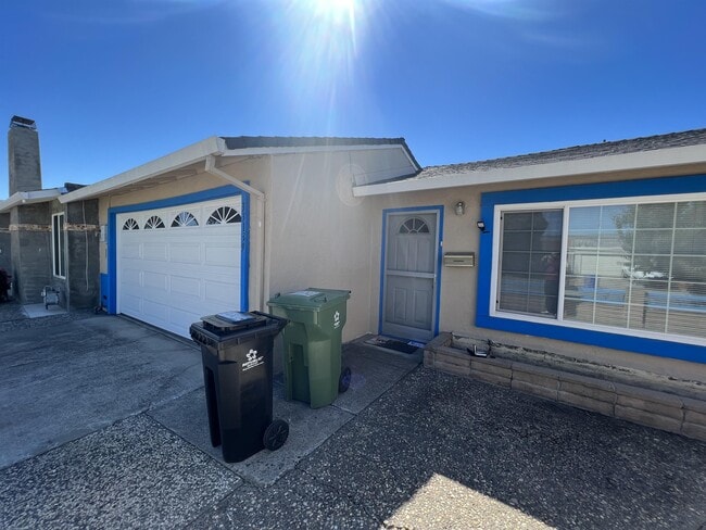 Photo - 33139 Lake Mead Dr House