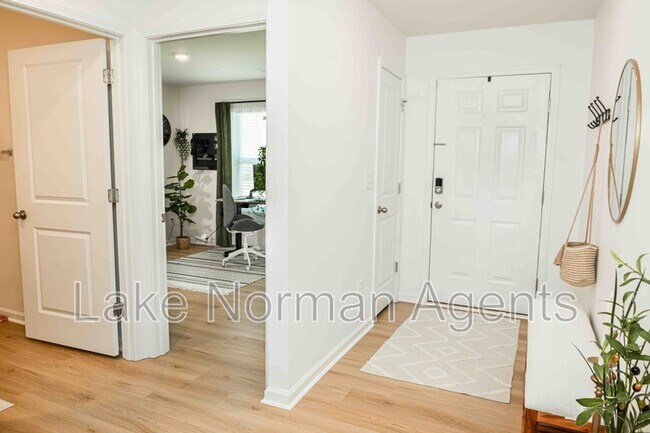 Foto del edificio - 2880 Sherrills Strm Dr