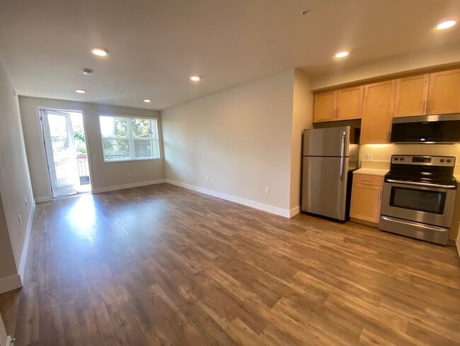 Building Photo - Modern 2 Bedroom, 2 Bathroom Condo Located...
