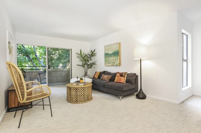 Building Photo - 6760 Hillpark Dr