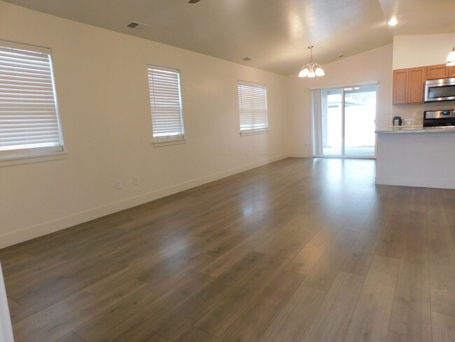 Building Photo - Newer Home in Fruitvale