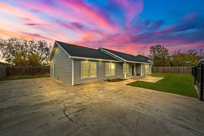 Building Photo - 4611 Idaho St