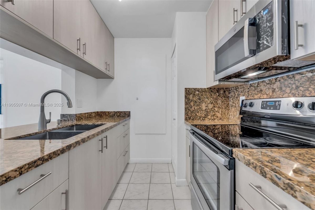 Building Photo - 9730 Hammocks Blvd