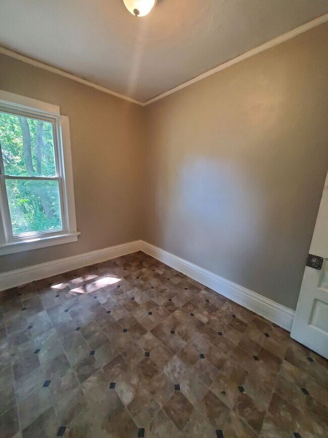 Building Photo - 4 Bedroom Single Family