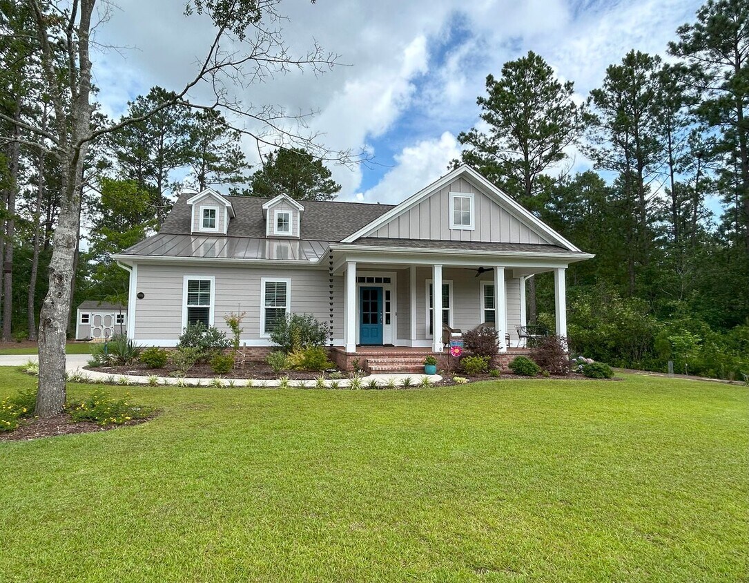 Foto principal - Beautifully appointed furnished 4 bedroom ...