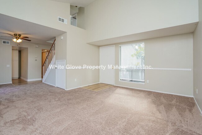 Foto del edificio - Charming Remodeled 3-Bedroom Townhome on Cul-de-Sac Near Greenbelt & Pool