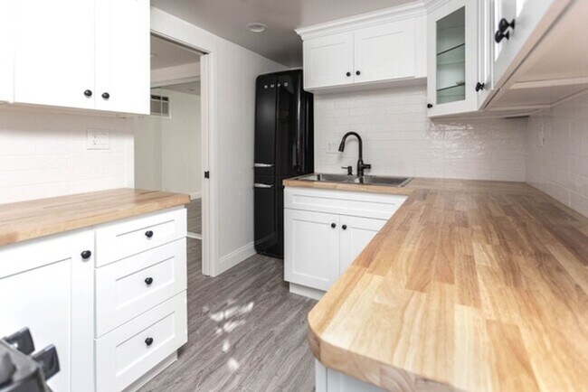 Building Photo - Charming Studio House in Glendale