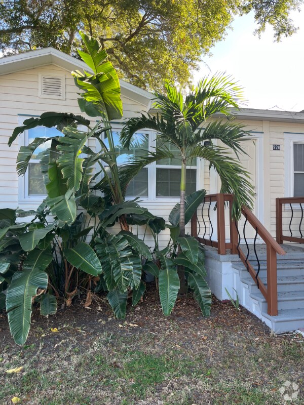 Crescent Lake Apartments for Rent with Hardwood Floors Saint