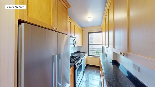 Building Photo - 210 E 68th St
