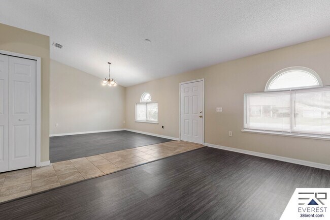 Foto del edificio - 13 Ryberry Dr