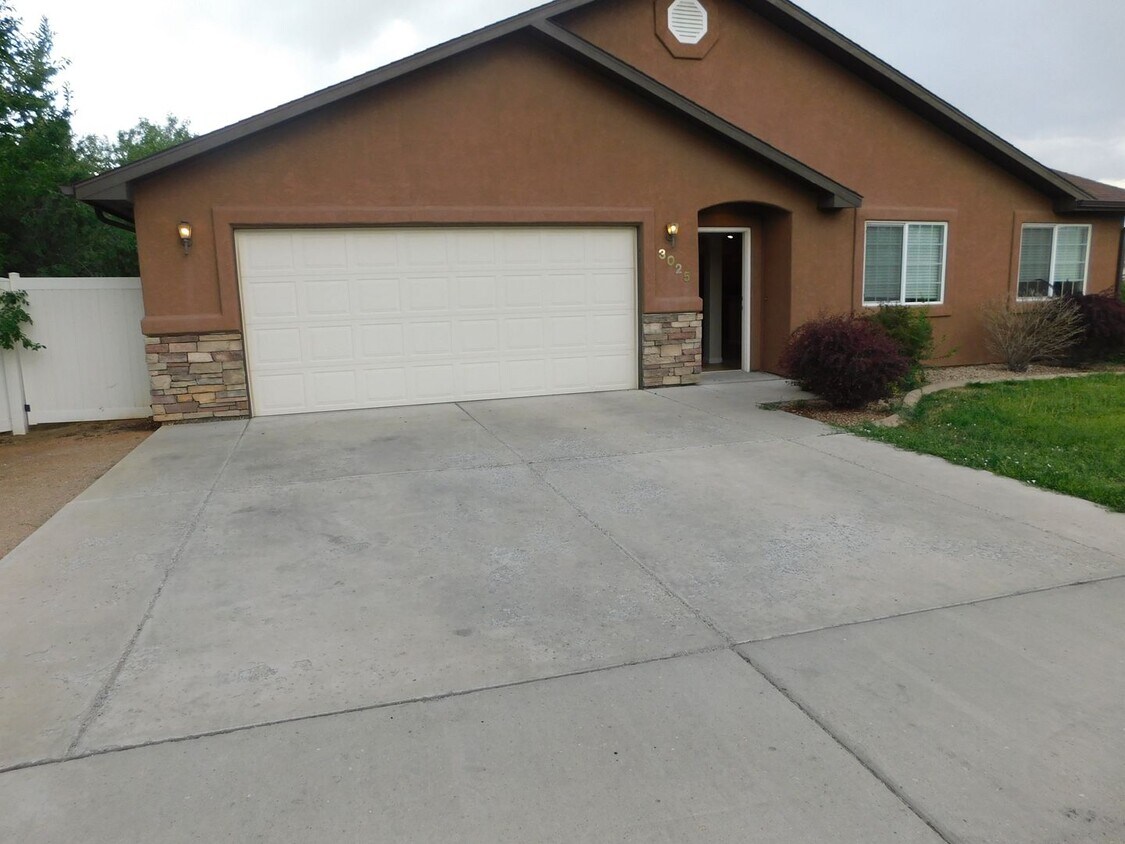 Foto principal - 3 Bed/2 Bath in Pearpark
