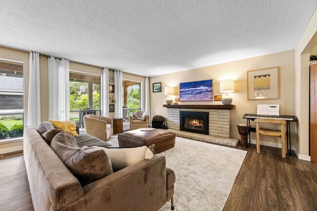 Building Photo - University Place 4 Bed/3 Bath