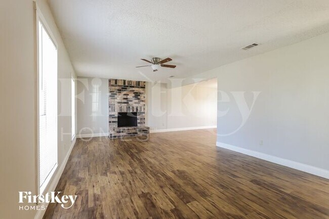 Foto del edificio - 4810 Glenvillage St