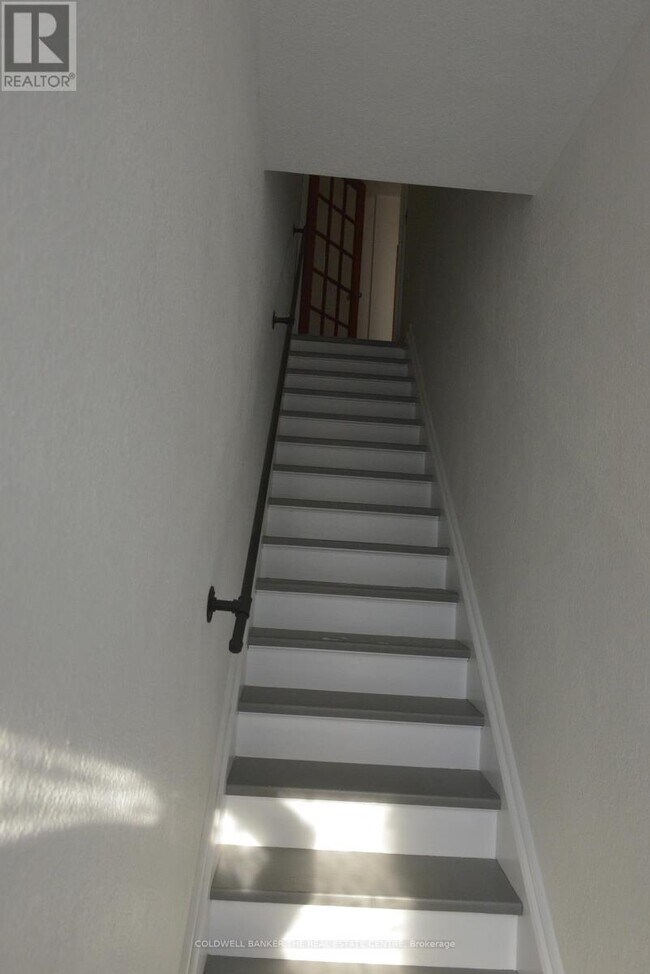 Photo du bâtiment - 686 The Queensway